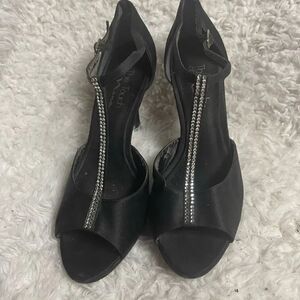 The touch of Nina Elegant Black fabric satin heels with Rhinestone Detail SZ9.5